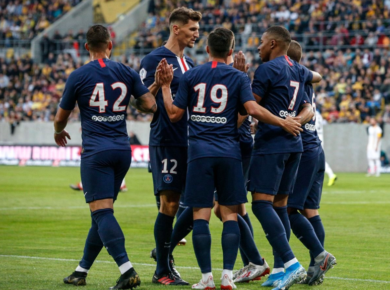 Jogadores do PSG comemoram gol na goleada do time por 6 a 1 em amistoso contra o Dynamo Dresden
