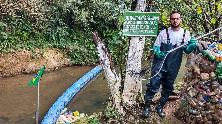 Para Diego, barreira j&aacute; ajudou a conscientizar popula&ccedil;&atilde;o da cidade - hoje, ele tira bem menos lixo do que tirava no in&iacute;cio