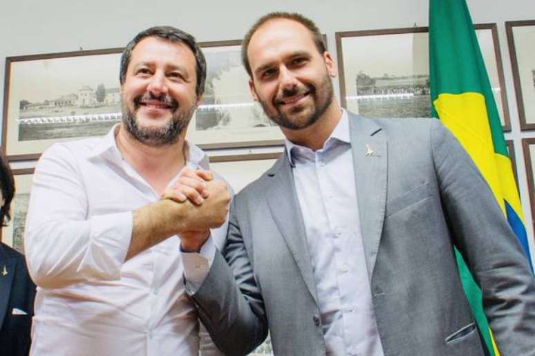 Matteo Salvini e Eduardo Bolsonaro durante encontro em Milão