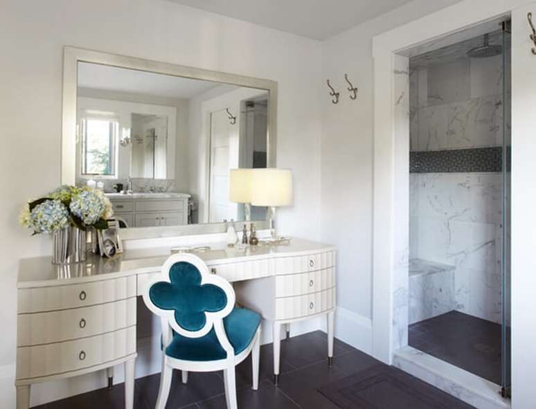 17 &ndash; Penteadeiras modernas em estilo vintage com cadeira almofadada.