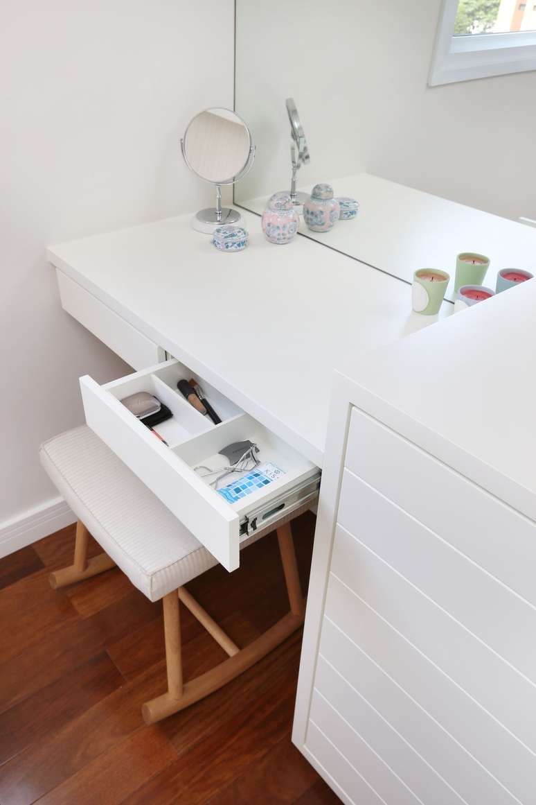 41. As penteadeiras modernas brancas s&atilde;o objetos singelos e delicados. Projeto de Ma&iacute;ra Marchi&oacute;