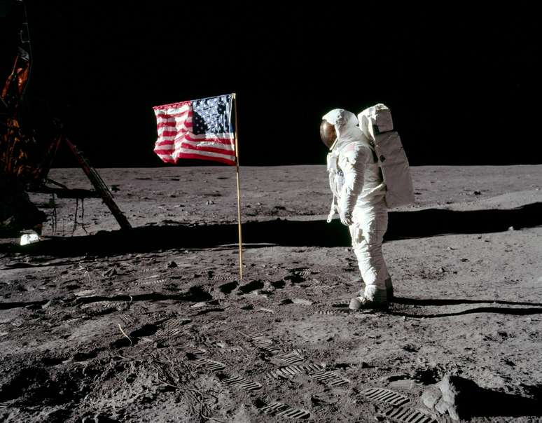 Astronauta Buzz Aldrin ao lado de bandeira dos EUA fincada na Lua
20/07/1969
Neil Armstrong/NASA
