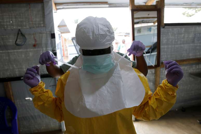 Agente de saúde veste roupa de proteção antes de ingressar em unidade para tratamento de Ebola em Beni, na República Democrática do Congo
31/03/2019
REUTERS/Baz Ratner