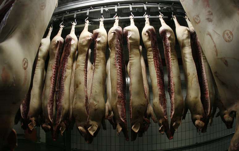 Carnes suínas em frigórífico em Wachtendonk, Alemanha 
08/09/2006
REUTERS/Ina Fassbender