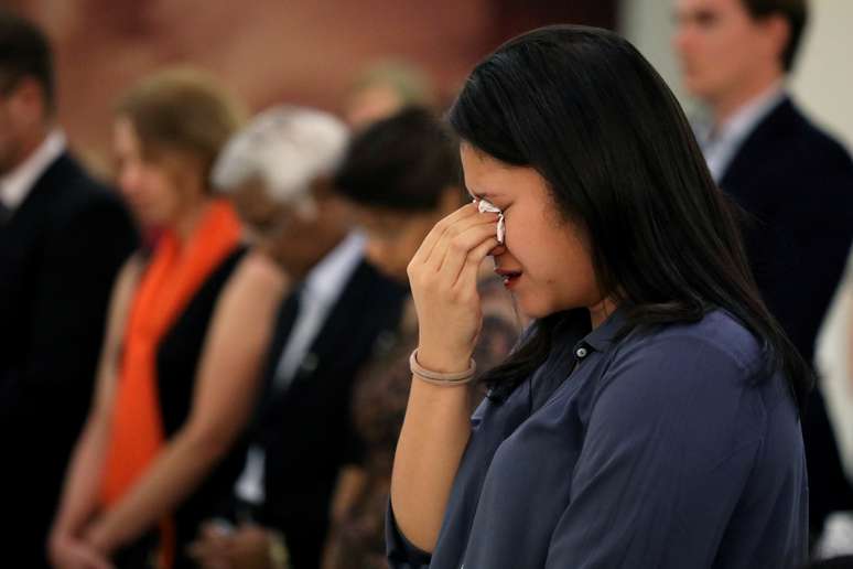 Familiar se emociona durante ceriômia em lembramça aos mortos no voo MH17
17/07/2019
REUTERS/Lim Huey Teng