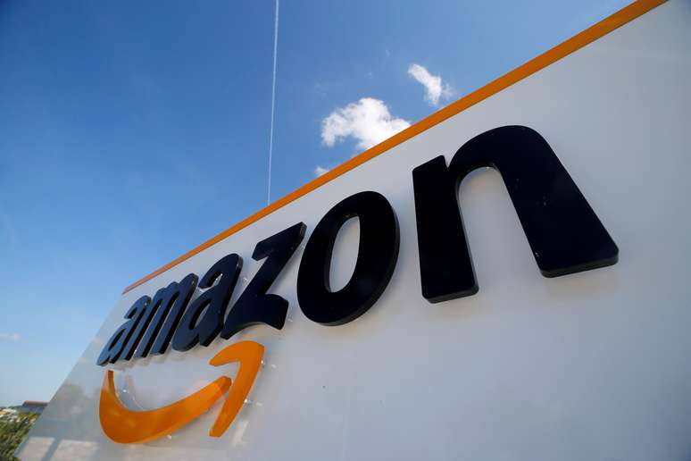 Logotipo da Amazon à fren de um centro de logística da companhia em Boves, França. 13/5/2019. REUTERS/Pascal Rossignol