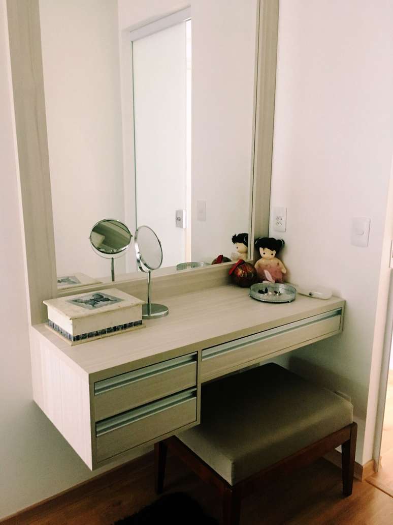 42. As penteadeiras modernas ficam ainda melhores com bons espelhos. Projeto de Aquarella Interiores