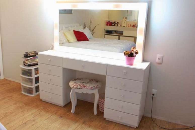 8 &ndash; A banqueta &eacute; fundamental para as penteadeiras modernas.