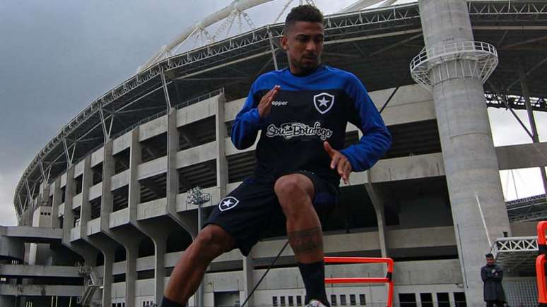 Biro Biro sofreu uma parada cardíaca no treino do Botafogo e foi reanimado nos vestiários (Felipe Gabriel/Arquivo L!)