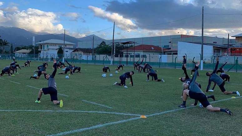 Equipe do Figueirense volta a treinar depois de protestos (Foto: Reprodução/Twitter)