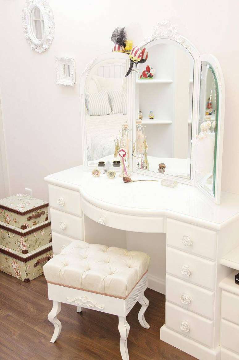 13 -As penteadeiras modernas em estilo retr&ocirc; com banqueta almofada em capiton&ecirc;.