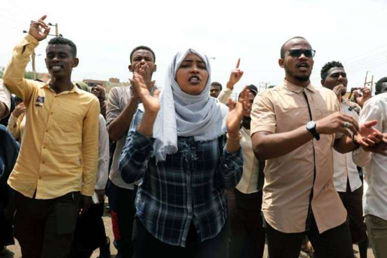 Sudaneses celebram acordo entre militares e civis nas ruas de Cartum