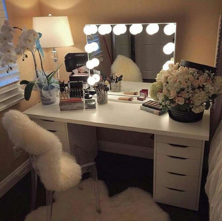 9 -Ilumina&ccedil;&atilde;o fixada no espelho em penteadeiras modernas d&aacute; mais estilo ao m&oacute;vel.