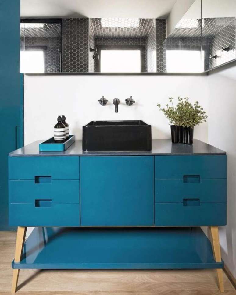 11. Decoração de banheiro com gabinete azul petróleo e cuba preta – Foto: Diego Revollo