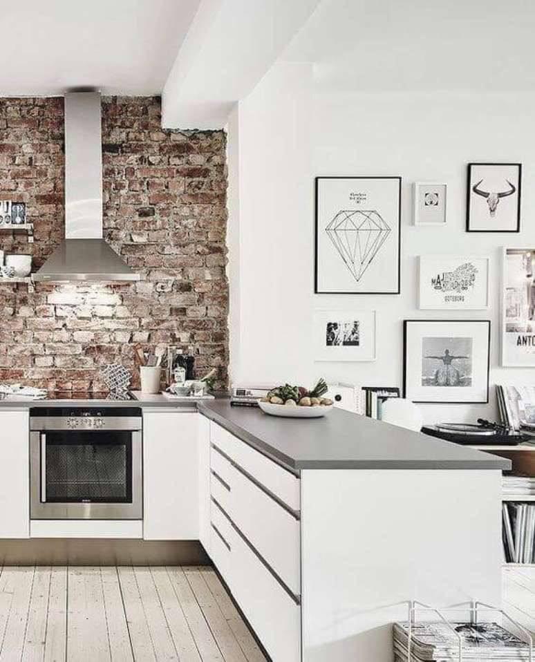 26. Cozinha branca com papel de parede 3D de tijolos bem realista