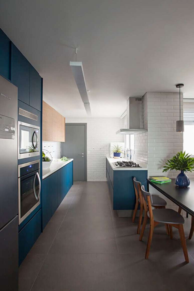 13. Cozinha corredor planejada com armários azul petróleo – Foto: Casa100 Arquitetura