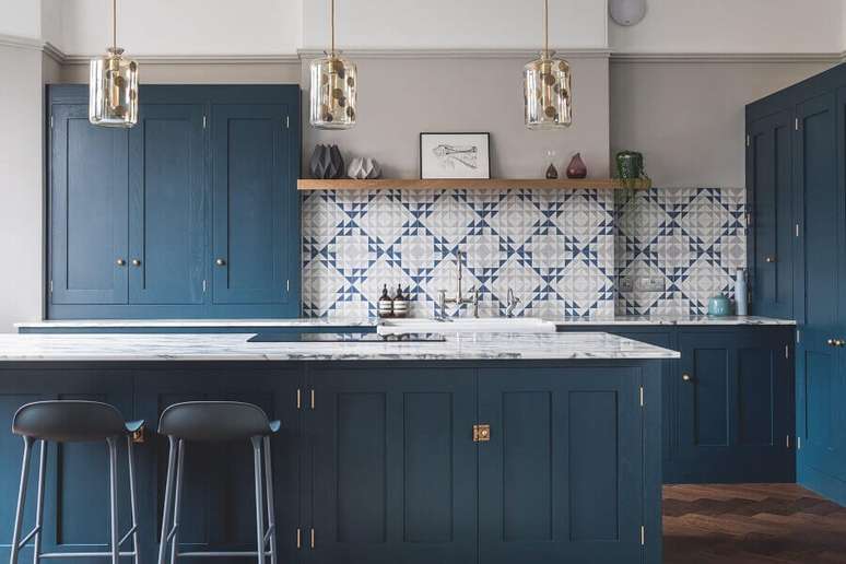 16. Decoração para cozinha planejada com armário azul petróleo com detalhes em dourado – Foto: The Spruce
