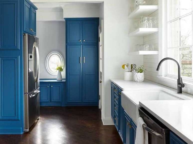 20. Decoração azul petróleo e branco para cozinha – Foto: Decorpad
