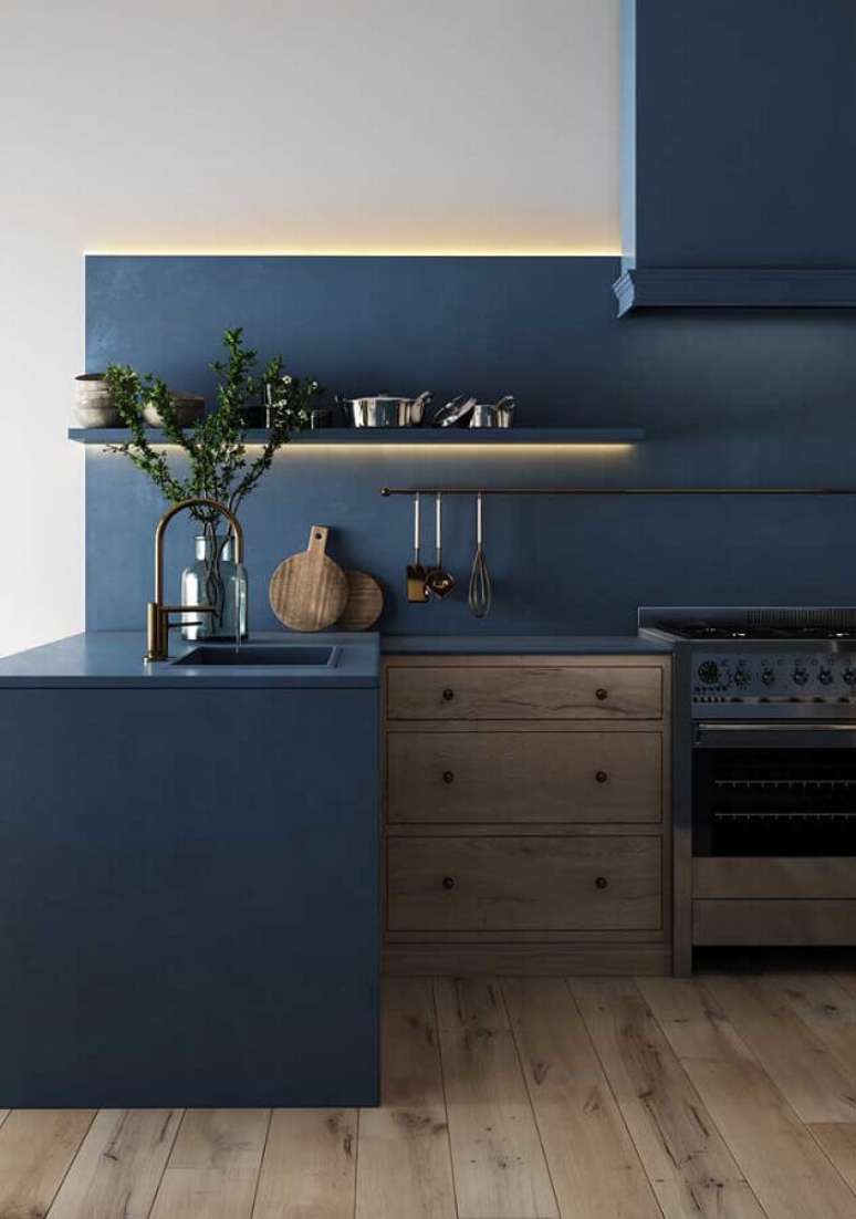 22. Decoração azul petróleo para cozinha planejada com iluminação de LED – Foto: Behance