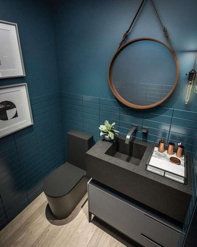 25. A cor azul petróleo ficou perfeita para a decoração do banheiro moderno com espelho redondo de alça – Foto: Studio Gabriel Bordin