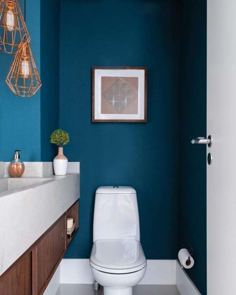 32. Decoração de lavabo com tinta de parede azul petróleo – Foto: Zai Arquitetura