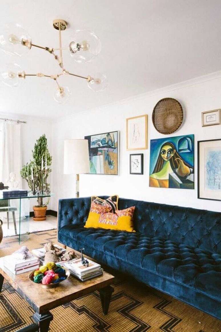 36. Decoração de sala com sofá azul petróleo de veludo com acabamento capitonê para colocar um toque clássico no ambiente moderno – Foto: Simply Grove
