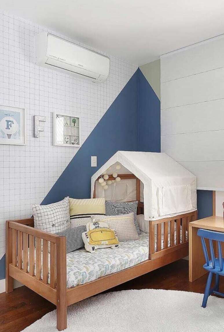 40. O quarto infantil também pode ganhar detalhes de decoração azul petróleo – Foto: Pinosy