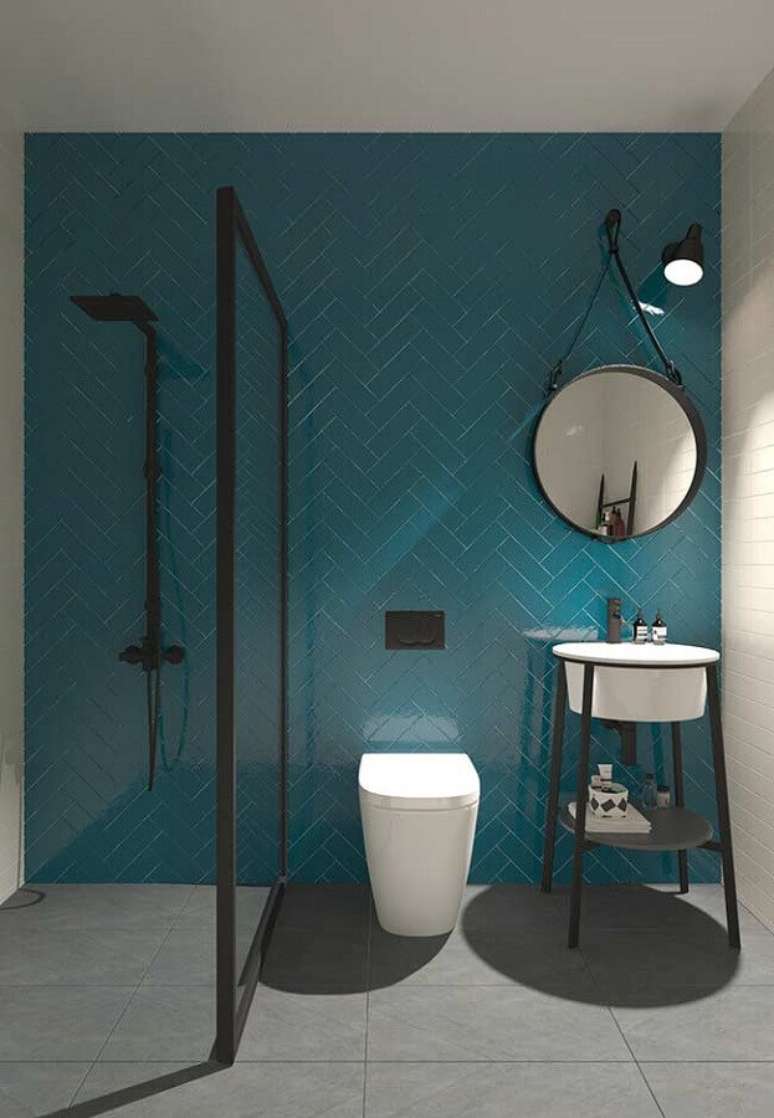 41. Decoração minimalista para banheiro com azulejo azul petróleo – Foto: Mauricio Gebara Arquitetura