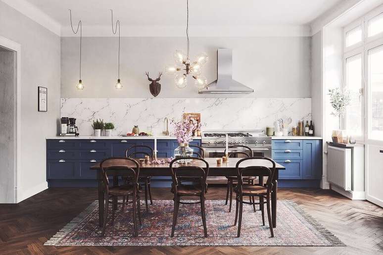 45. Decoração para cozinha ampla com armários azul petróleo e mesa de madeira – Foto: Behance