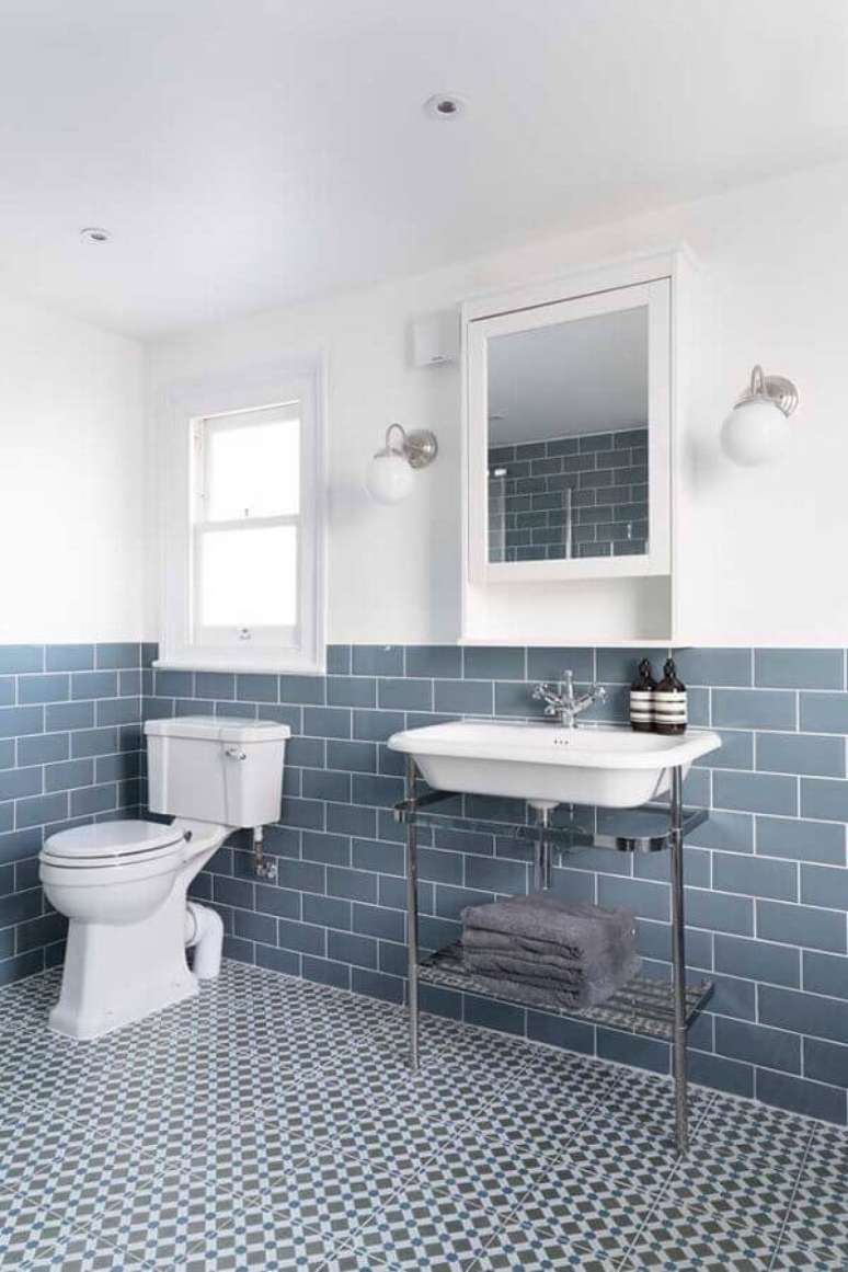 54. Decoração simples para banheiro azul petróleo em tonalidade clara – Foto: Ideias Decor