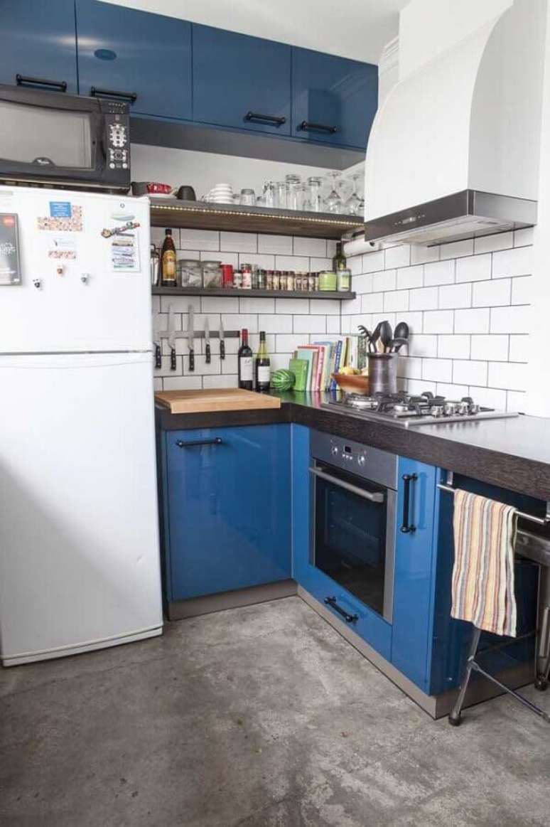 55. Decoração simples para cozinha com armário azul petróleo – Foto: Apartment Therapy