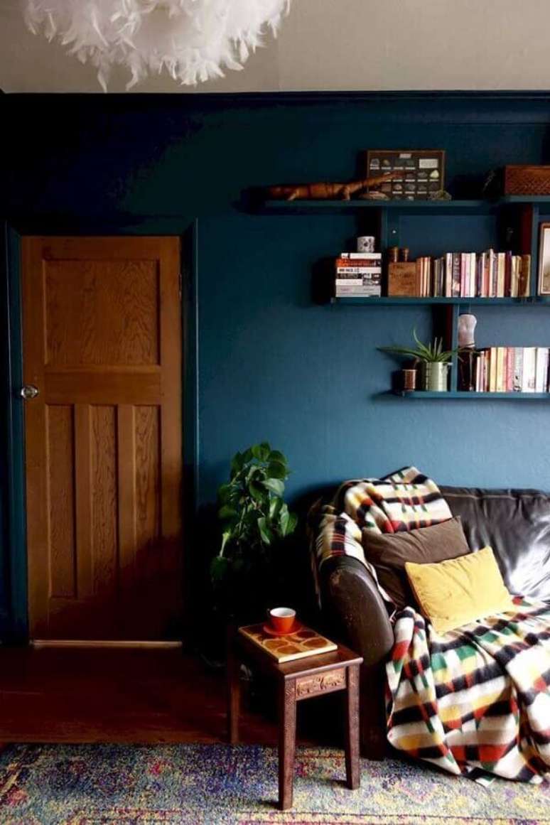 57. Decoração simples para sala com tinta de parede azul petróleo – Foto: Ideias Decor