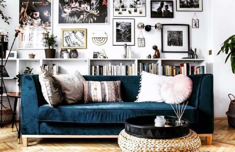 58. Decoração para sala simples com vários quadros e sofá azul petróleo – Foto: Magdalena Milejska