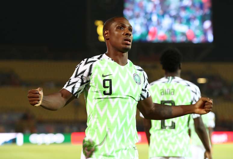 Odion Ighalo comemora o gol da Nigéria sobre a Tunísia