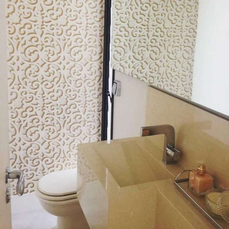 11. Lavabo com papel de parede 3D claro combinando com a decoração. Projeto de Vivant Arquitetura