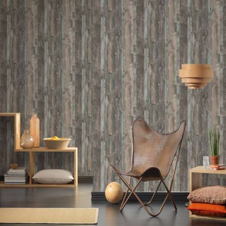 23. Esse papel de parede 3D imita a textura da madeira de demolição