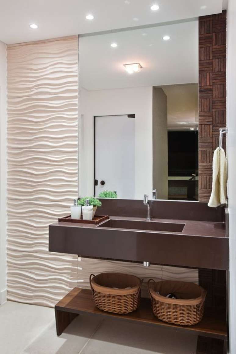 51. Papel de parede 3D com ondas vai muito bem em banheiros. Foto: Você Precisa Decor