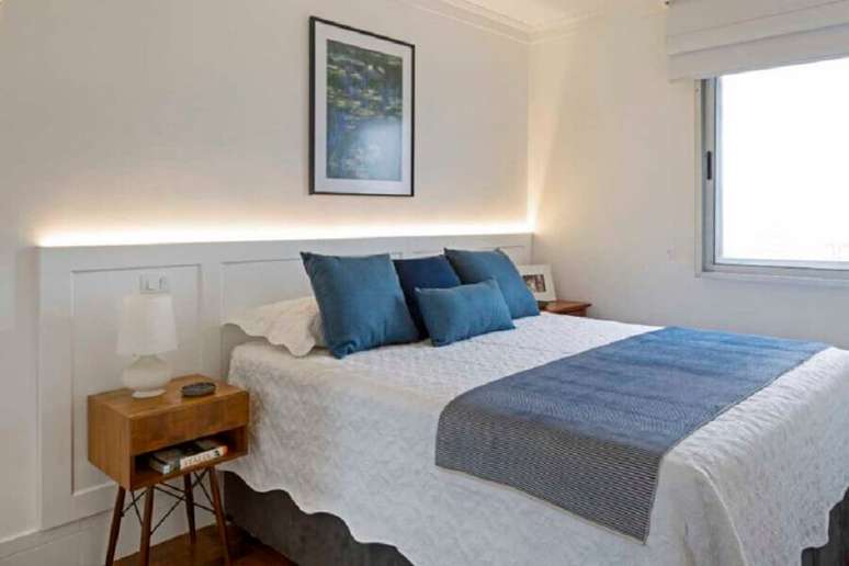 61. Decoração para quarto branco com almofadas azul petróleo cor – Foto: La-Gatta