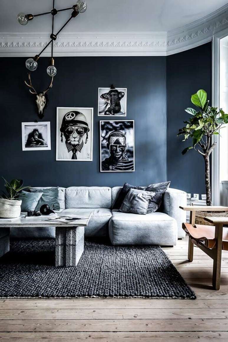 66. Sala de estar azul petróleo decorada com mix de móveis modernos e rústicos – Foto: Charly W. Karl