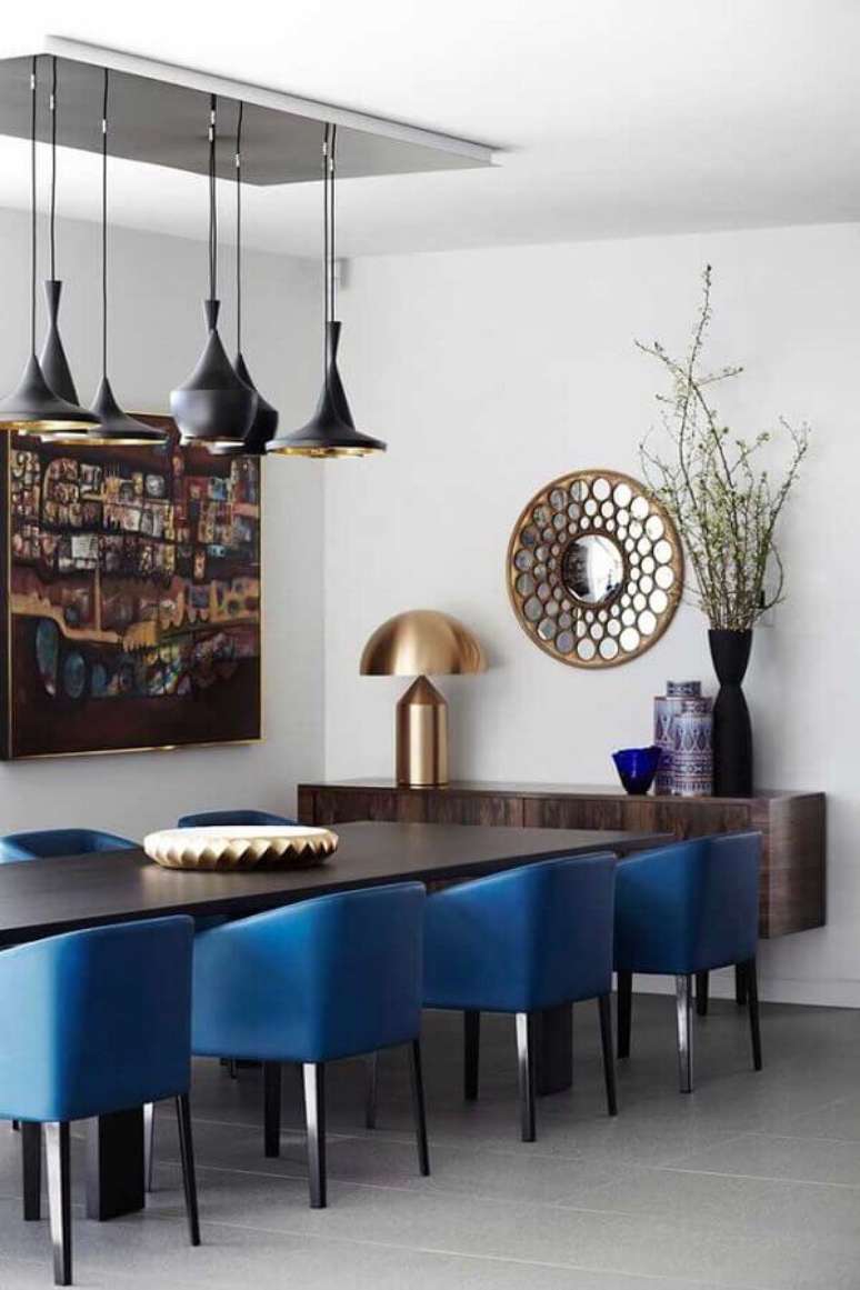 66. Sala de jantar decorada com pendentes modernos e cadeiras azul petróleo – Foto: Ideias Decor