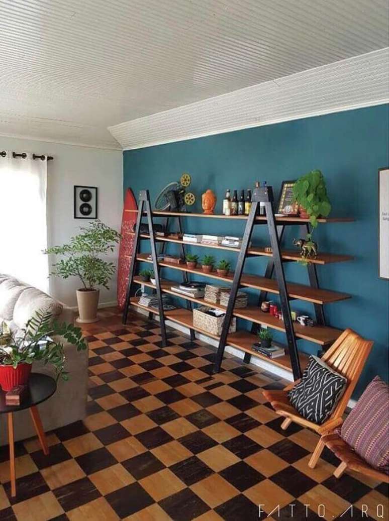 67. Sala decorada com estante simples e tinta de parede azul petróleo – Foto: FATTO