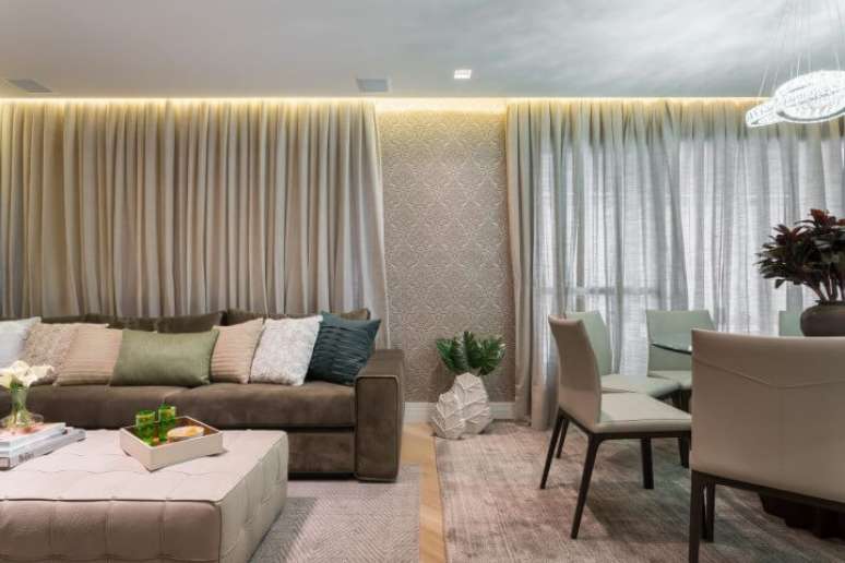 21. Sala integrada com papel de parede 3D neutro. Projeto de Helena Koki