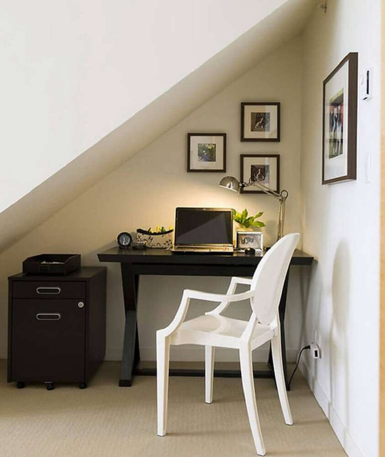3. A escrivaninha pequena pode ser uma solução para aquele espaço embaixo da escada