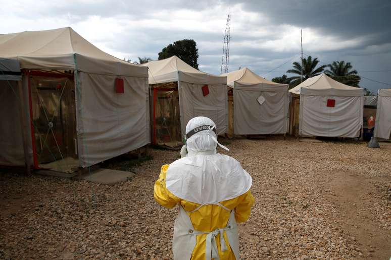 Agente de saúde com roupa de proteção em local de tratamento para Ebola em Beni, na República Democrática do Congo
30/03/2019
REUTERS/Baz Ratner