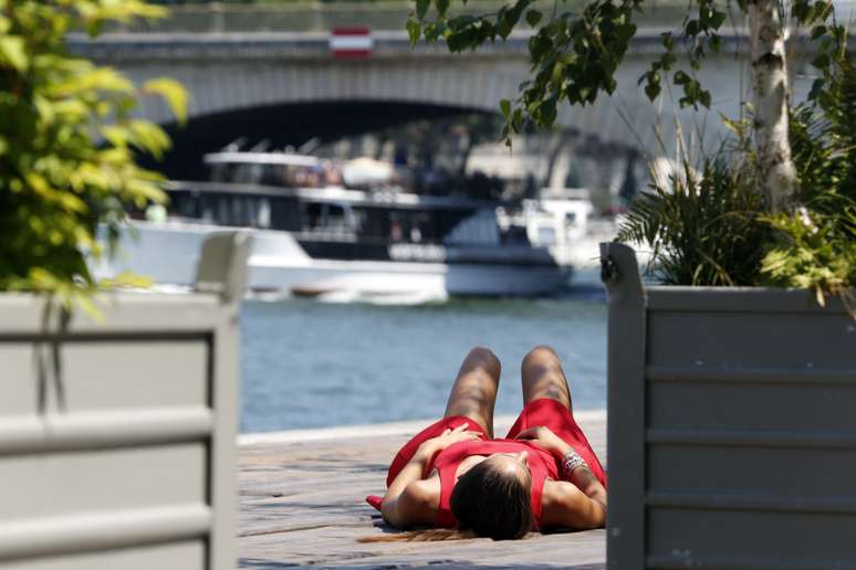 Mulher aproveita o sol às margens do rio Sena, em Paris
01/07/2015
REUTERS/Charles Platiau