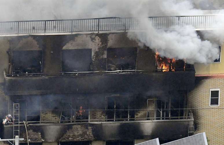 Prédio em chamas após incêndio no estúdio Kyoto Animation, no Japão