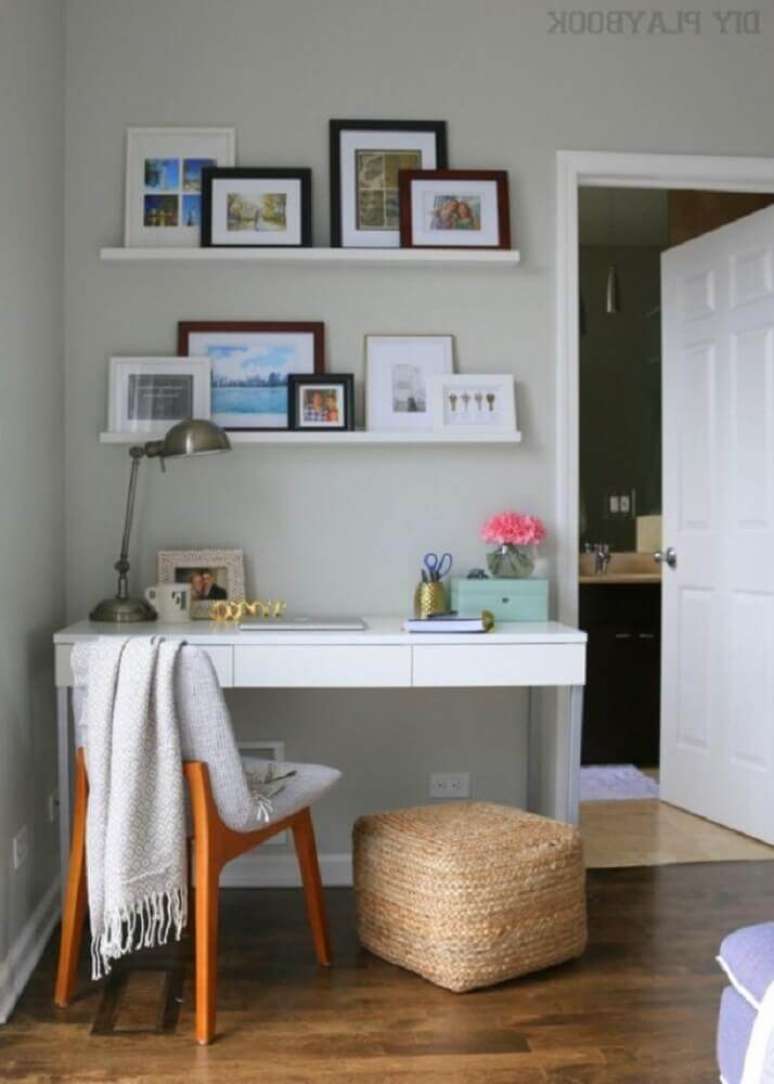 44. Instale prateleiras sobre as escrivaninhas, assim você otimiza o espaço. A escrivaninha com estante pode servir para deixar a decoração mais bonita!