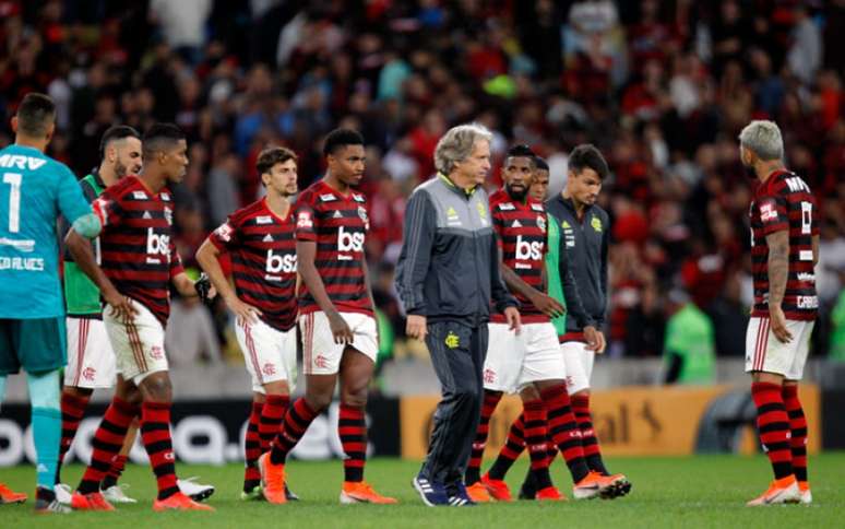 Jogadores do Flamengo após a eliminação diante do Athletico, no Maracanã (Foto: Paulo Sergio/Agencia F8)