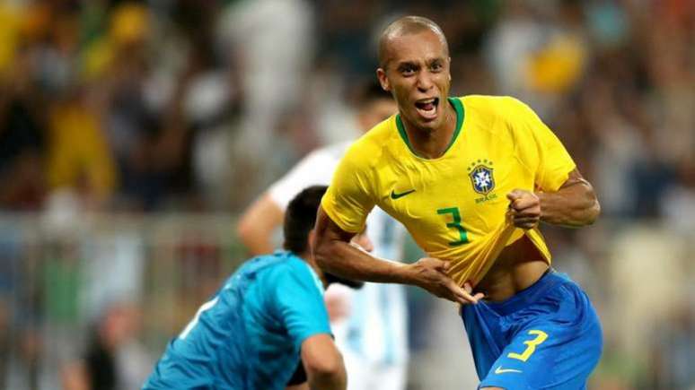 Miranda defendendo a Seleção Brasileira (Foto: AFP)