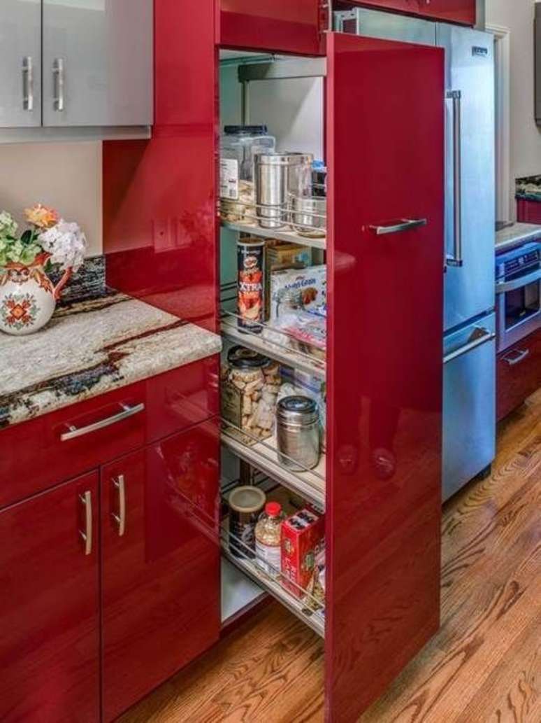 70. O vermelho também é uma cor que fica ótima em armário de cozinha. Foto: Decoração de Casa